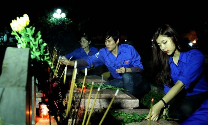 Thắp nến tri ân tại nghĩa trang liệt sỹ Điện Biên