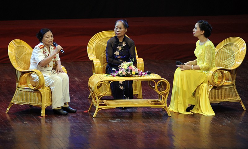 Hai nữ anh hùng Thượng tá Lê Thị Minh Hãnh và Trương Thị Khuê kể lại chiến tích trong đấu tranh