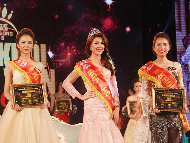Á khôi 1 Huyền Giang, Hoa khôi Thu Hằng, Á khôi 2 Kỳ Anh là 3 thí sinh đạt giải cao nhất của cuộc thi iMiss 2015 (lần lượt từ trái qua phải)