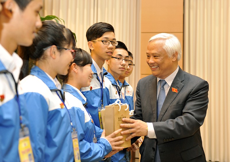 Phó Chủ tịch Quốc hội Uông Chu Lưu tặng quà cho các thí sinh dự Chung kết cuộc thi “Tự hào Việt Nam”