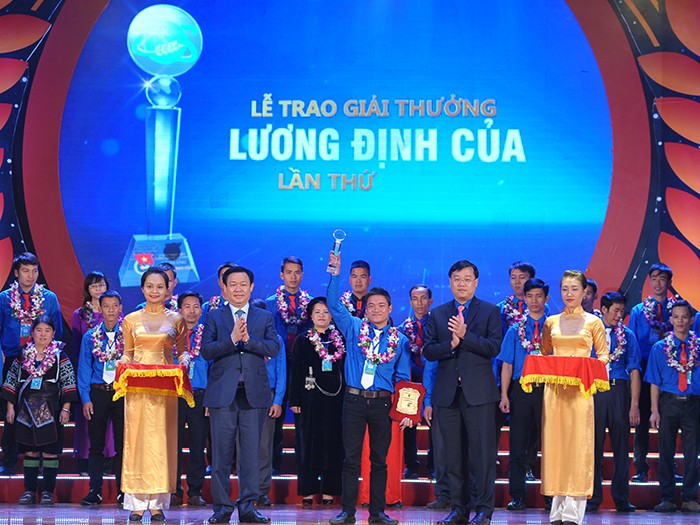 Phó Thủ tướng Vương Đình Huệ và Bí thư thứ nhất T.Ư Đoàn Lê Quốc Phong trao khen thưởng cho các gương thanh niên nông thôn xuất sắc