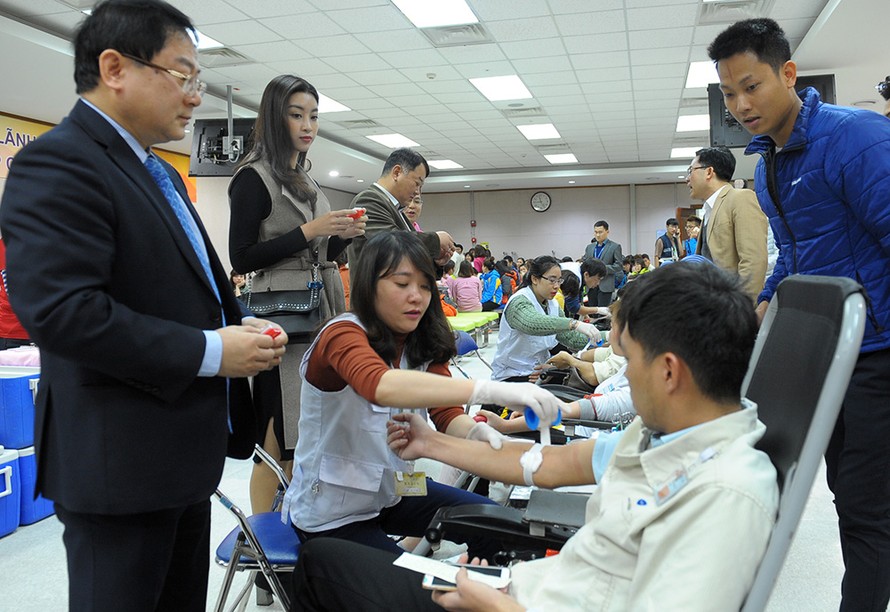 Nhà báo Lê Xuân Sơn và Hoa hậu Việt Nam Đỗ Mỹ Linh thăm hỏi, động viên cán bộ công nhân viên Samsung tại Bắc Ninh hiến máu trong chương trình Chủ nhật Đỏ