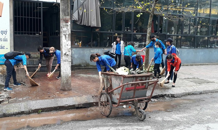 Đoàn viên thanh niên Thái Bình tham gia dọn vệ sinh đường phố
