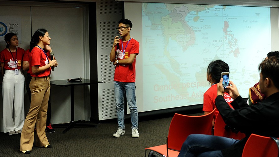 Đại diện thanh niên từ các quốc gia ASEAN trình bày các vấn đề về giới tại chương trình đối thoại. Ảnh: Xuân Tùng