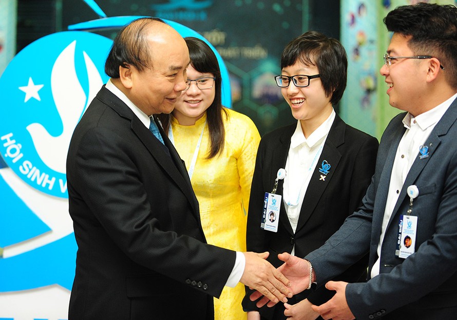 Thủ tướng Nguyễn Xuân Phúc gặp gỡ các đại biểu tham dự Đại hội. Ảnh: Xuân Tùng