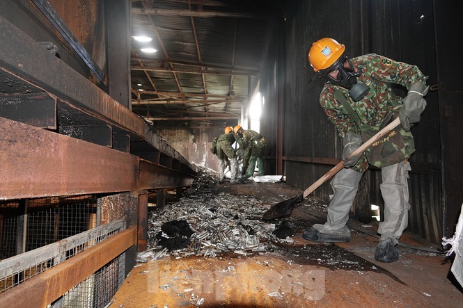 Hơn 50 tấn phế thải tại kho xưởng Rạng Đông được đưa đi xử lý