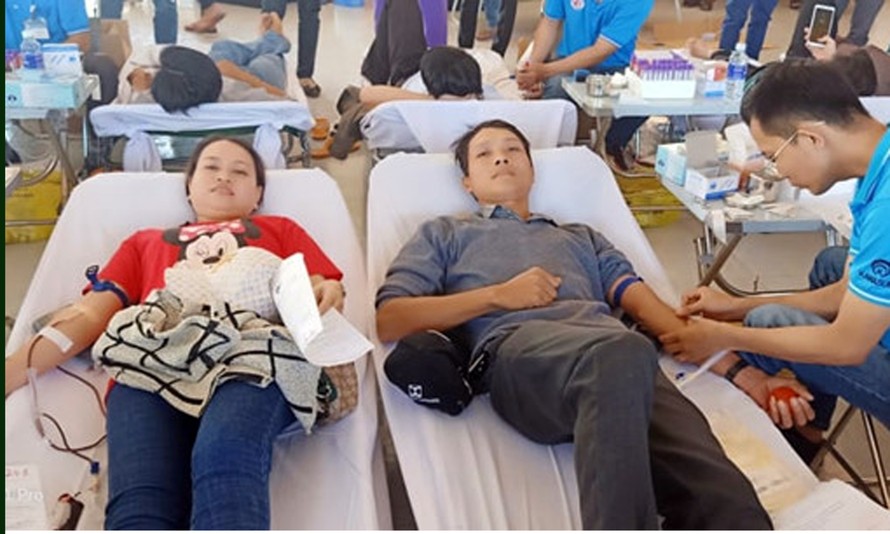 Vợ chồng anh Trần Thanh Thoảng và chị Nguyễn Kiều Giang cùng tham gia hiến máu cứu người. Ảnh: BTC
