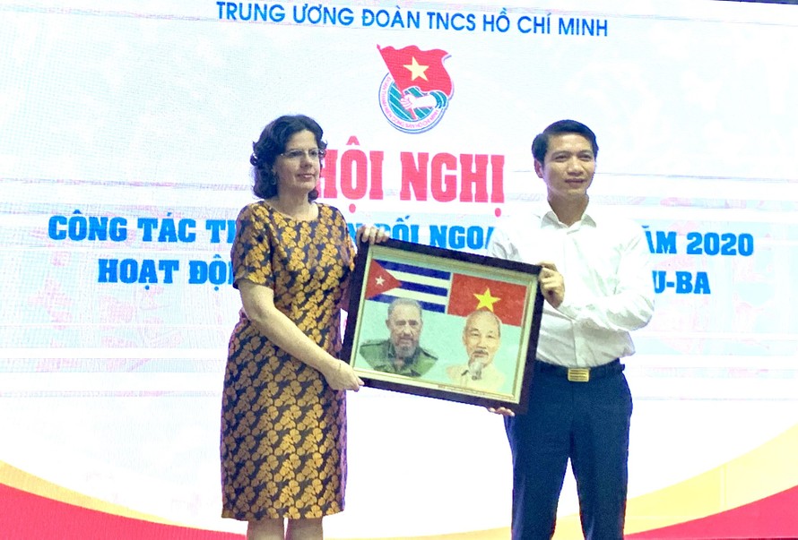 Anh Nguyễn Ngọc Lương tặng quà Đại sứ quán Cuba tại Việt Nam