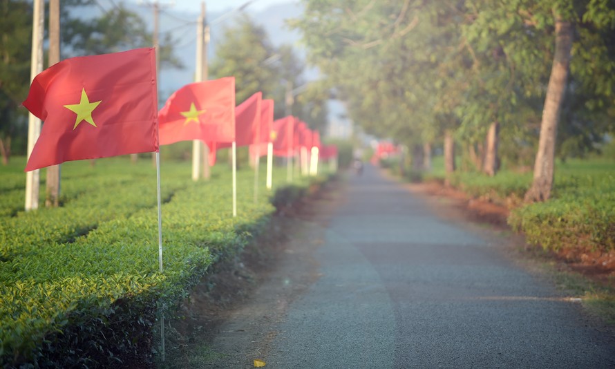 Cung đường Tiền Phong Marathon rợp cờ đỏ sao vàng và thanh âm cồng chiêng đại ngàn