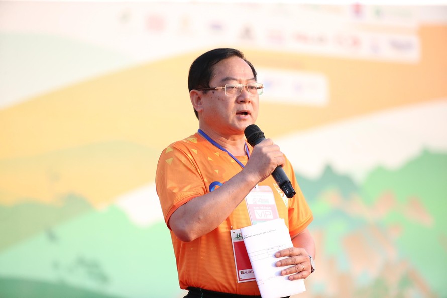Nhà báo Lê Xuân Sơn phát biểu tại chương trình khai mạc
