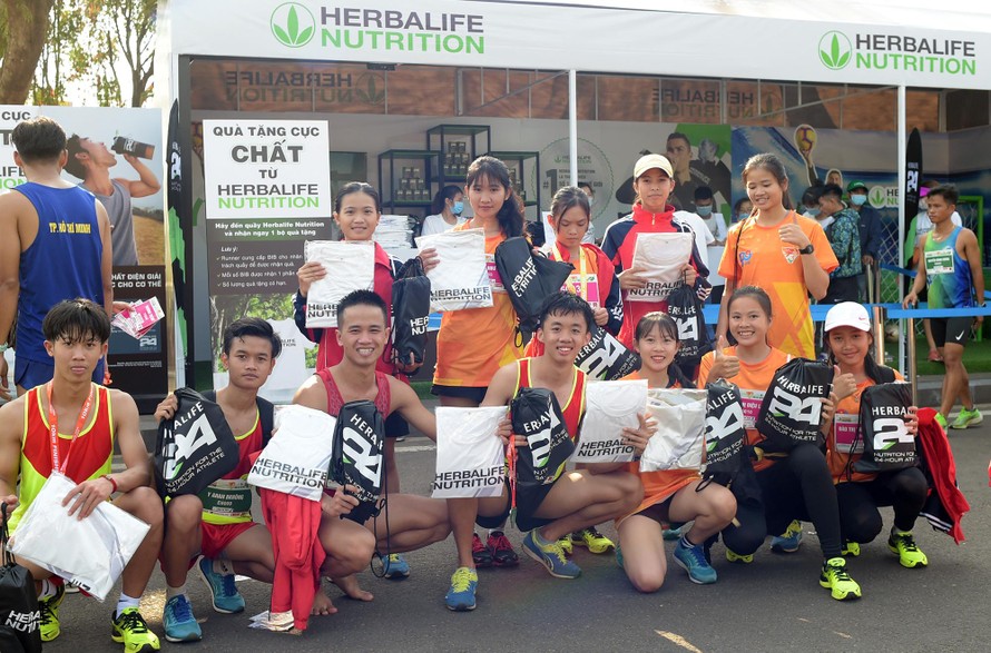 Herbalife Nutrition tặng nhiều phần quà cho các vận động viên Tiền Phong Marathon 2021