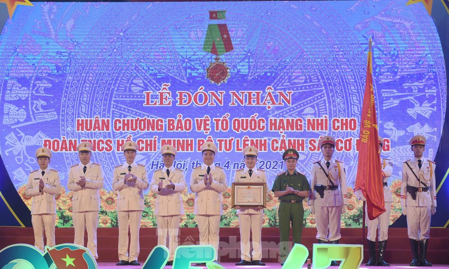 Trung tướng Phạm Quốc Cương - Tư lệnh Bộ Tư lệnh Cảnh sát Cơ động trao tặng Huân chương Bảo vệ Tổ quốc hạng Nhì cho Đoàn Thanh niên Bộ Tư lệnh CSCĐ. Ảnh: Xuân Tùng