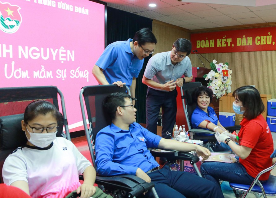 Anh Bùi Quang Huy động viên người tham gia hiến máu.