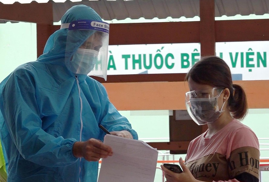 Các tình nguyện viên chương trình ATM nhân lực tiêm vắc xin hỗ trợ người dân tiêm chủng.
