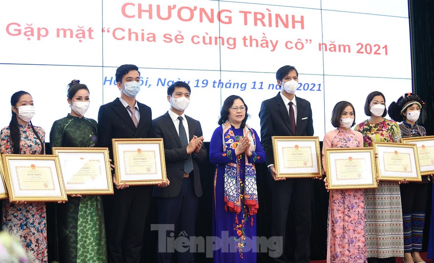Thứ trưởng Bộ GD&ĐT Ngô Thị Minh và Bí thư T.Ư Đoàn, Chủ tịch Hội LHTN Việt Nam tặng Bằng khen của Bộ GD&ĐT đến các thầy cô. Ảnh: Xuân Tùng