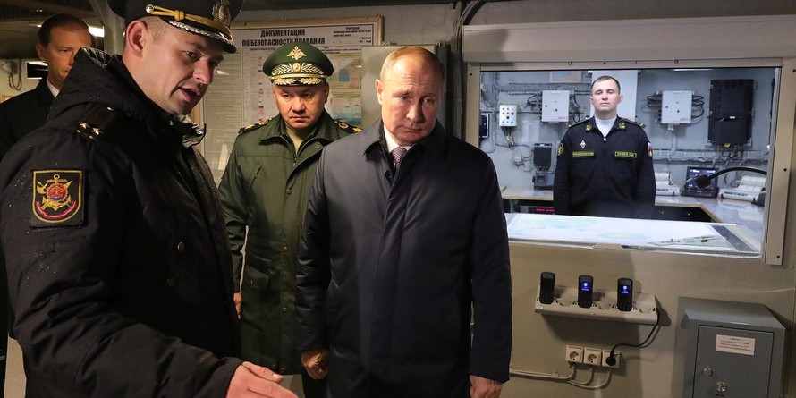 Ông Putin, phía sau là bộ trưởng Shoigu, tới thị sát con tàu lớp Gremyashchi 