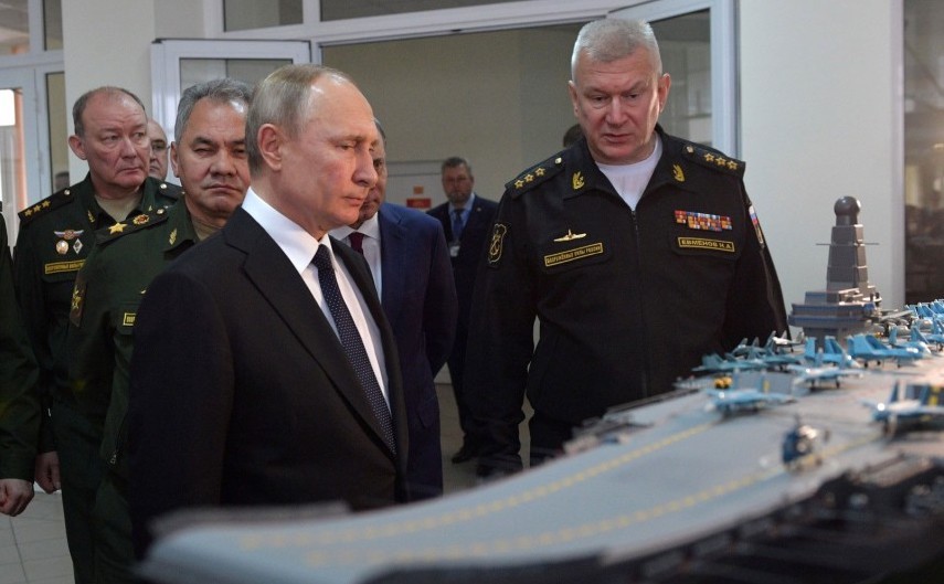 Tổng thống Putin đang xem xét một thiết kế tàu sân bay mới của hải quân Nga