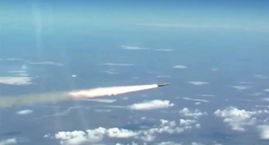 Tên lửa siêu thanh Kinzhal của Nga được phóng đi từ máy bay