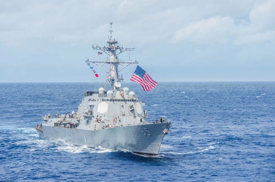 Tàu khu trục tên lửa USS McCampbell thực hiện hoạt động tự do hàng hải lần thứ hai của Hải quân Mỹ tại biển Đông trong năm nay. Ảnh: Reuters