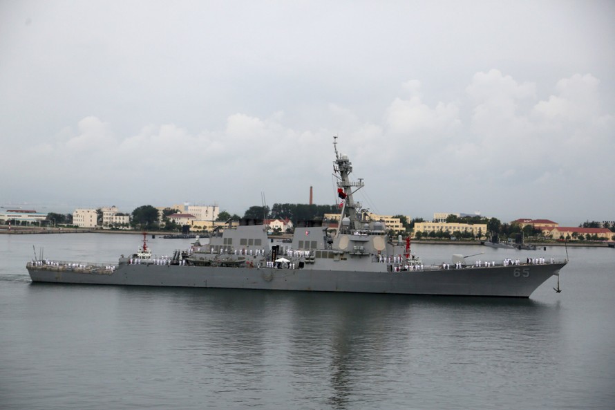 Ảnh: USS Benfold, tàu khu trục tên lửa dẫn đường của hải quân Mỹ, tại căn cứ Thanh Đảo, Trung Quốc, trong chuyến thăm năm 2016. Phía xa là các tàu ngầm đang neo đậu của hải quân Trung Quốc.
