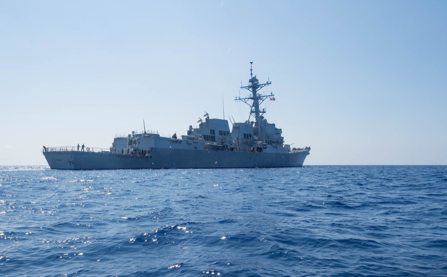 Tàu khu trục USS Dewey (DDG-105) của Mỹ trong một lần đi qua biển Đông