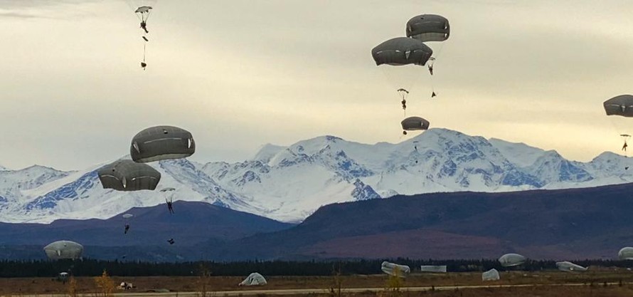 Lính nhảy dù từ Lữ đoàn 4, Sư đoàn Bộ binh 25 thực hiện một chiến dịch phối hợp xâm nhập vào Khu vực Huấn luyện Donnelly, Alaska, ngày 14 tháng 9 năm 2020