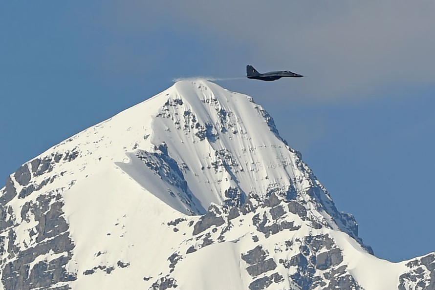 Máy bay chiến đấu MiG-29 của Không quân Ấn Độ bay trên khu vực Himalaya