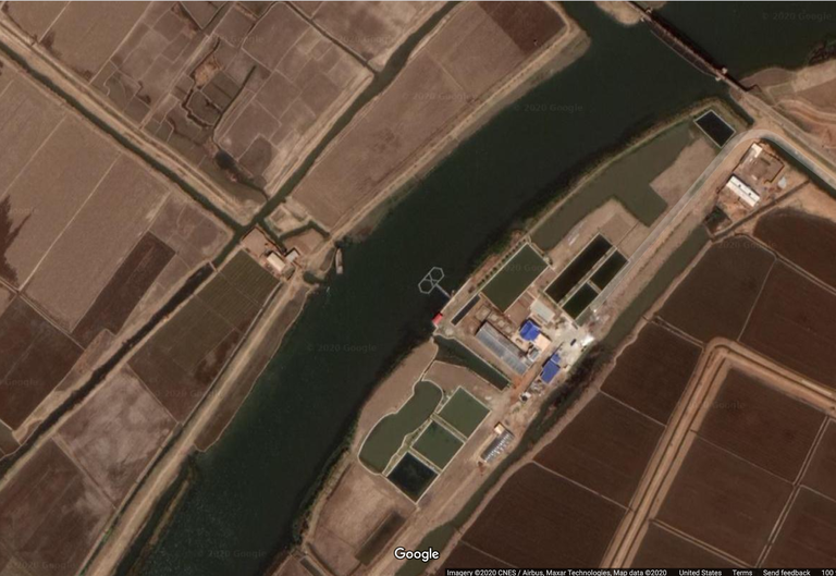 Hình ảnh cho thấy có hai thứ dường như là bể quây ở giữa sông Taedong, Triều Tiên