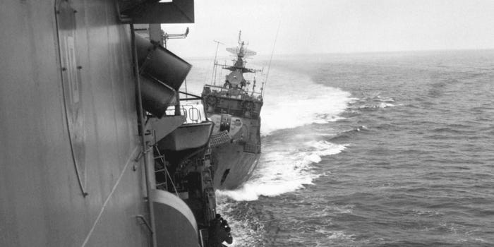 Khinh hạm Liên Xô SKR-6 tấn công tàu khu trục USS Caron ở Biển Đen, ngày 12 tháng 2 năm 1988.