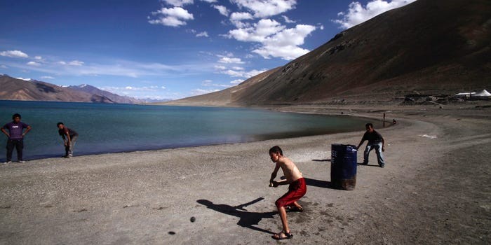 Trẻ em chơi cricket bên hồ Pangong, gần biên giới Ấn Độ - Trung Quốc ở Ladakh, Ấn Độ, ngày 22 tháng 7 năm 2011