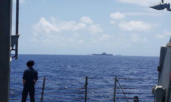 Tàu chiến của Hải quân Mỹ đang theo dõi tàu sân bay quân sự Trung Quốc (Ảnh: TWITTER / WEIBO)