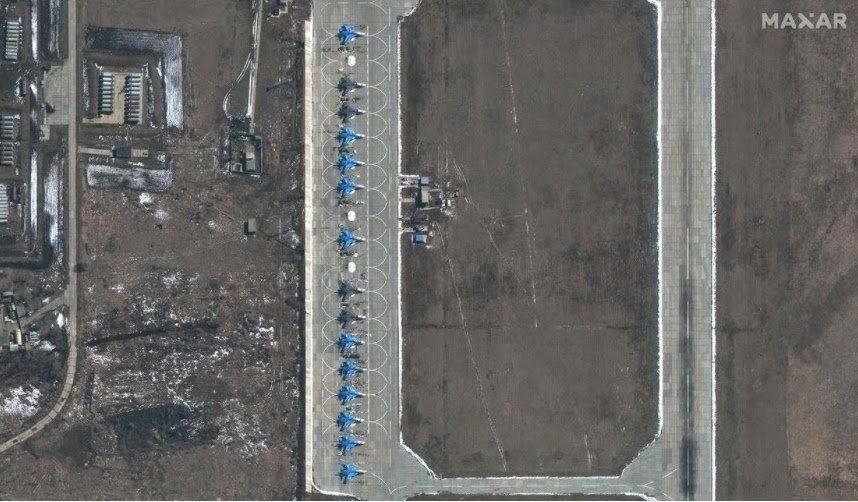 Các cường kích Su-34 tại căn cứ không quân Morozovsk của Nga, cách biên giới Ukraina khoảng 150km. (Hình ảnh: Maxar)