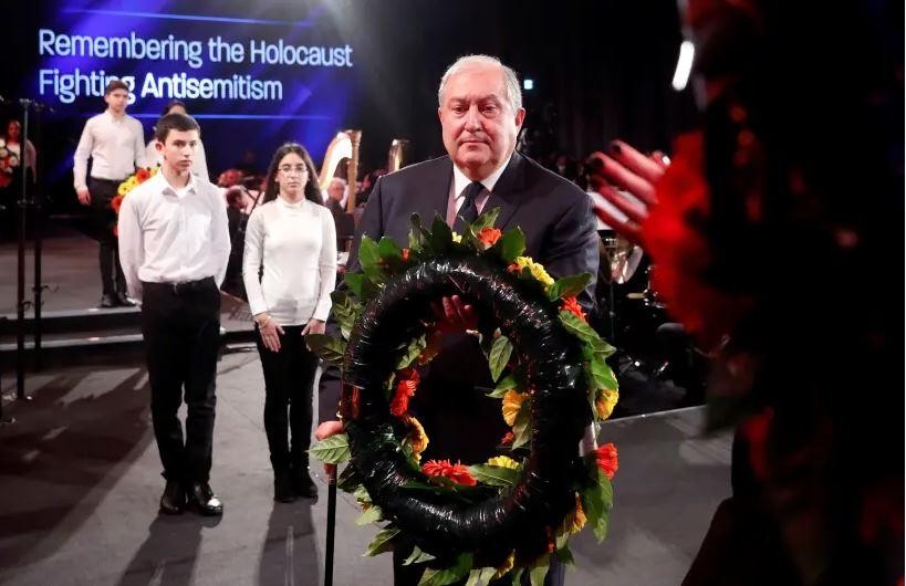 Tổng thống Armen Sarkissian lễ đặt vòng hoa tại Yad Vashem - Trung tâm Tưởng niệm Holocaust Thế giới, ở Jerusalem năm 2020.