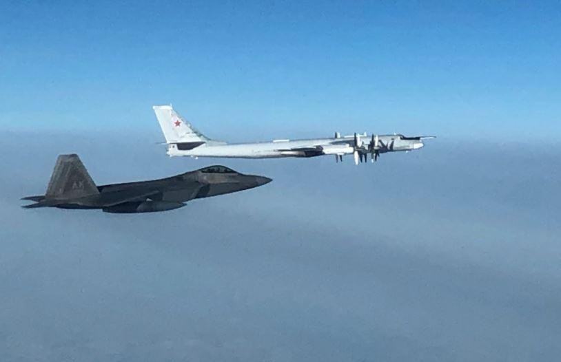 Một chiếc F-22 Raptor của Bộ Tư lệnh Phòng thủ Hàng không Vũ trụ Bắc Mỹ chặn một máy bay ném bom Tu-95 Bear của Nga trong không phận quốc tế gần Alaska vào ngày 19 tháng 10 năm 2020. NORAD nói tiêm kích F-22 đã bay lên theo dõi hai chiếc Tu-95 và một cặp tiêm kích Nga, nhưng các máy bay này không đi vào không phận của Mỹ hoặc Canada.