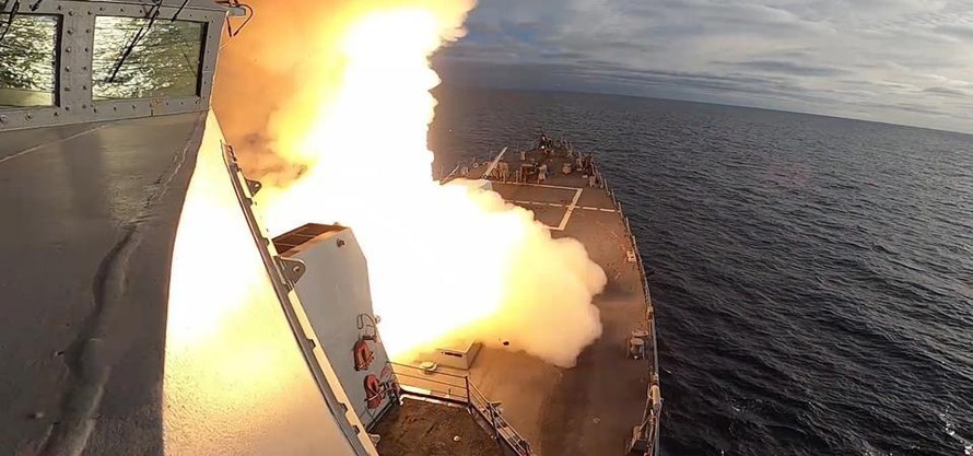  USS John Finn bắn một tên lửa SM-6/ HẢI QUÂN MỸ