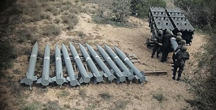 Hamas sử dụng các quả đạn được gọi là A-120, được đưa vào các bệ phóng tự chế với 8 ống mỗi giàn. 