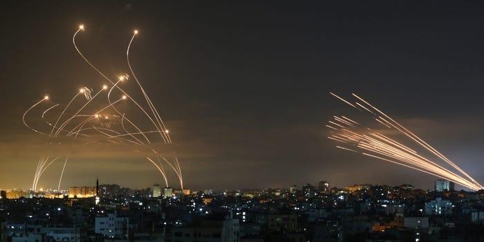 Hệ thống đánh chặn Vòm Sắt (Iron Dome), bên trái, phóng tên lửa đánh chặn về phía các rocket bắn từ Beit Lahia ở phía bắc Gaza, ngày 14 tháng 5 năm 2021. Anas Baba / Getty Images