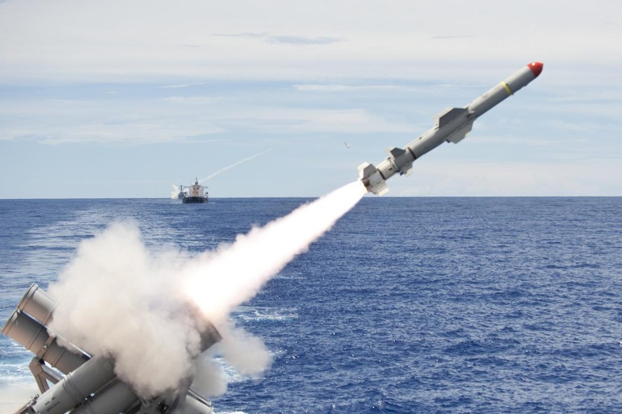Hải quân Mỹ phóng tên lửa Harpoon từ tàu chiến. (Ảnh: Flickr)