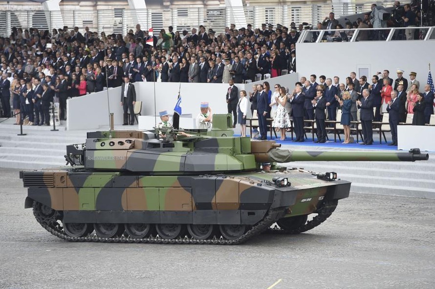 Một chiếc xe tăng Leclerc tại cuộc diễu hành quân sự Ngày Bastille hàng năm trên đại lộ Champs-Elysees ở Paris vào ngày 14 tháng 7 năm 2017. (Getty Images)