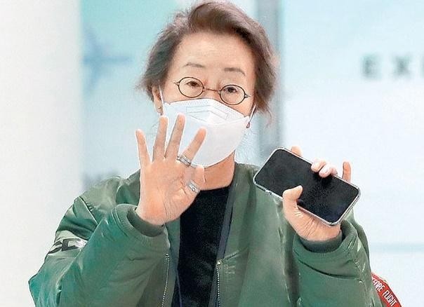 Netizens đồng loạt gọi Youn Yuh Jung 'Mẹ chồng quốc dân' dù con trai nữ diễn viên vẫn FA