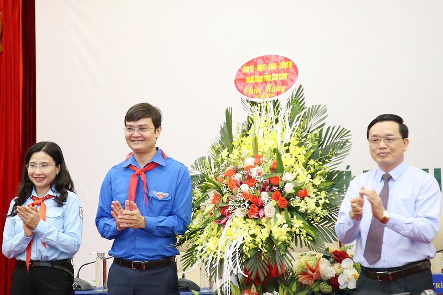 Ban Tổ chức đón nhận hoa chúc mừng của lãnh đạo tỉnh Cao Bằng.