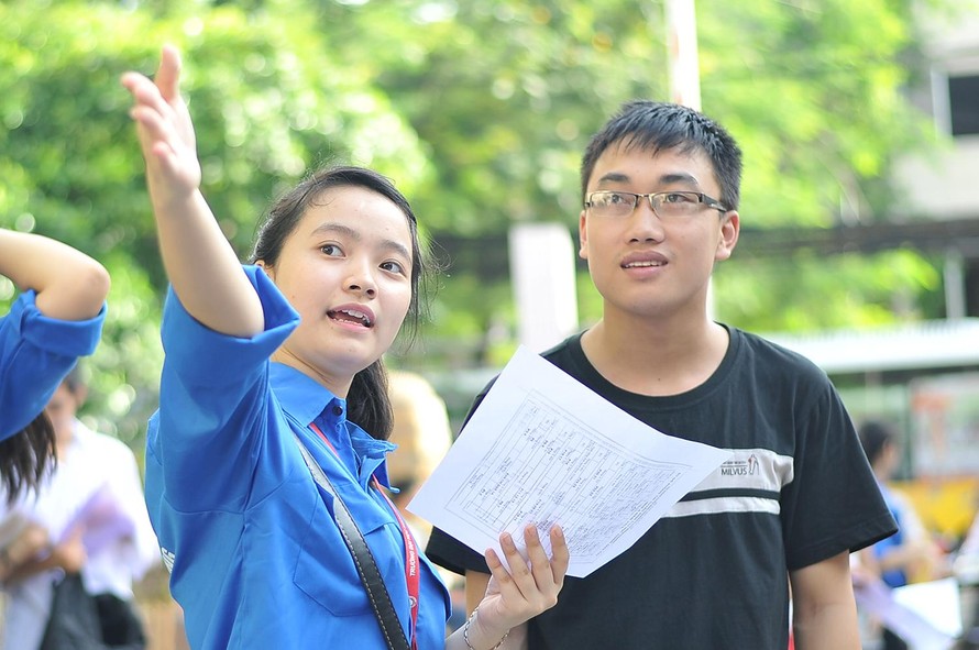 Sinh viên tình nguyện tham gia hỗ trợ chương trình Tiếp sức mùa thi.