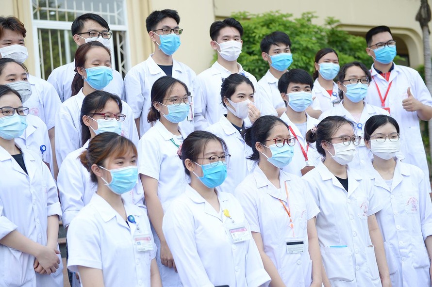 Sinh viên trường ĐH Y Hà Nội lên đường tham gia phòng chống dịch COVID-19 tại Bình Dương. Ảnh: DƯƠNG TRIỀU.