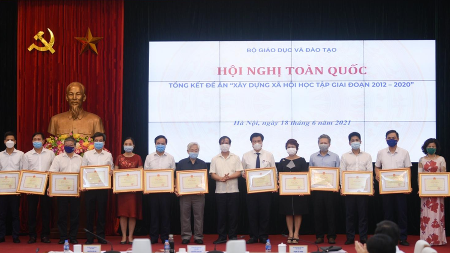 Bộ trưởng Nguyễn Kim Sơn trao bằng khen của Bộ trưởng Bộ GD - ĐT cho các tập thể, cá nhân có thành tích xuất sắc trong công tác triển khai thực hiện Đề án “Xây dựng xã hội học tập giai đoạn 2012 - 2020".