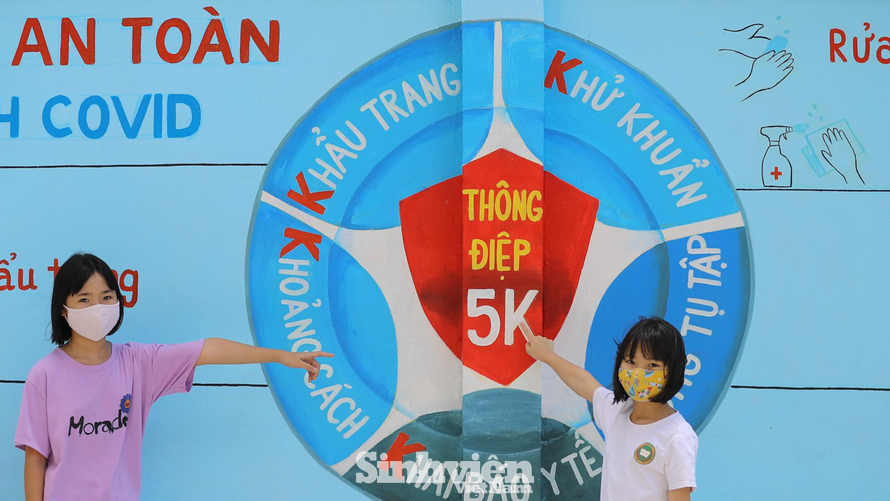 Con đường bích hoạ gần 200m tuyên truyền chống dịch COVID-19 tại Hà Nội