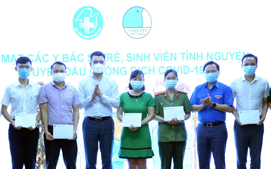 Anh Nguyễn Anh Tuấn và TS Hà Anh Đức, Chủ tịch Hội Thầy thuốc trẻ Việt Nam trao hỗ trợ cho đại diện các đơn vị.