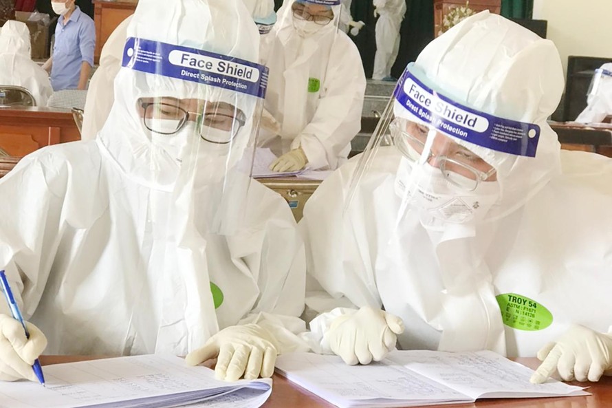 Các sinh viên trường ĐH Kỹ thuật Y tế Hải Dương hỗ trợ lấy mẫu xét nghiệm cho người dân tại Bắc Giang.