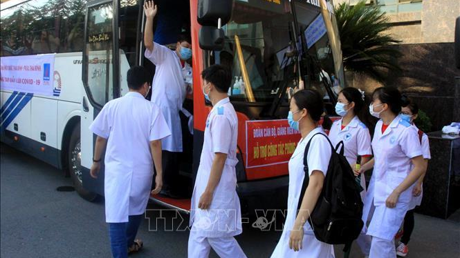 Sinh viên trường ĐH Y Dược Thái Bình lên đường hỗ trợ Bắc Giang phòng chống dịch COVID-19. Ảnh TTXVN
