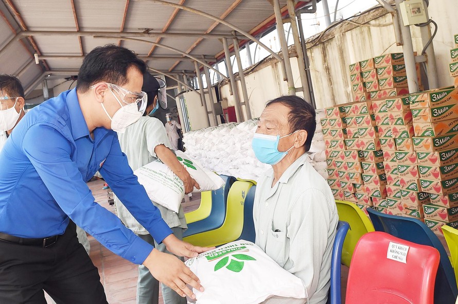 Anh Nguyễn Hải Minh, Phó Chủ tịch thường trực T.Ư Hội LHNT Việt Nam thăm và tặng quà bệnh nhân đang điều trị tại Bệnh viện Thận Hà Nội.