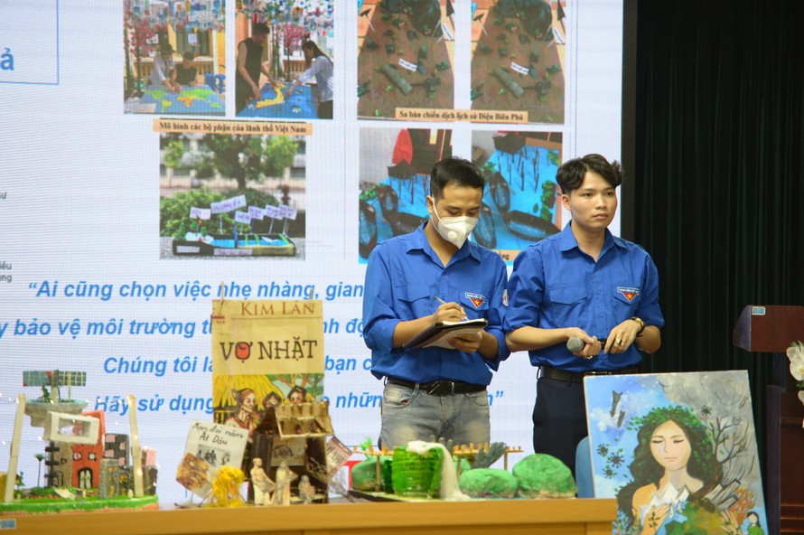 Nhóm học sinh tái chế rác thải làm 'Bảo tàng mini' 